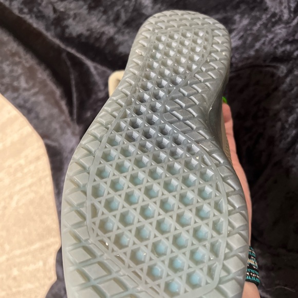 Vans - Picture 3 of 5